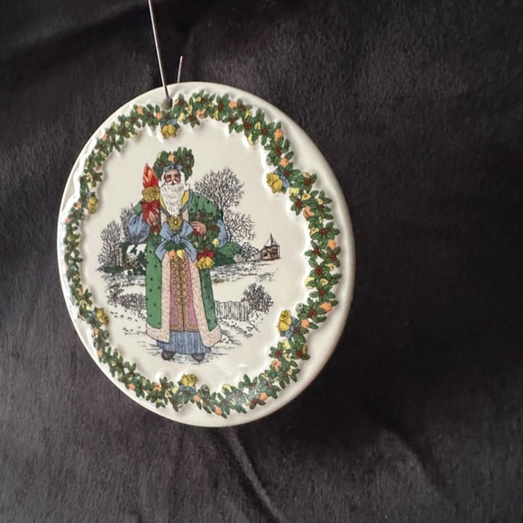 Vintage Spode Santa’s around the world ornament - Picture 2 of 5